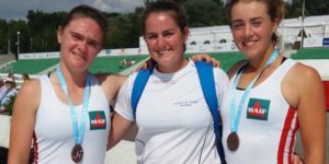 Aurélie Bouchot et Alice Bourdé, en compagnie de leur coach après leur médaille de bronze